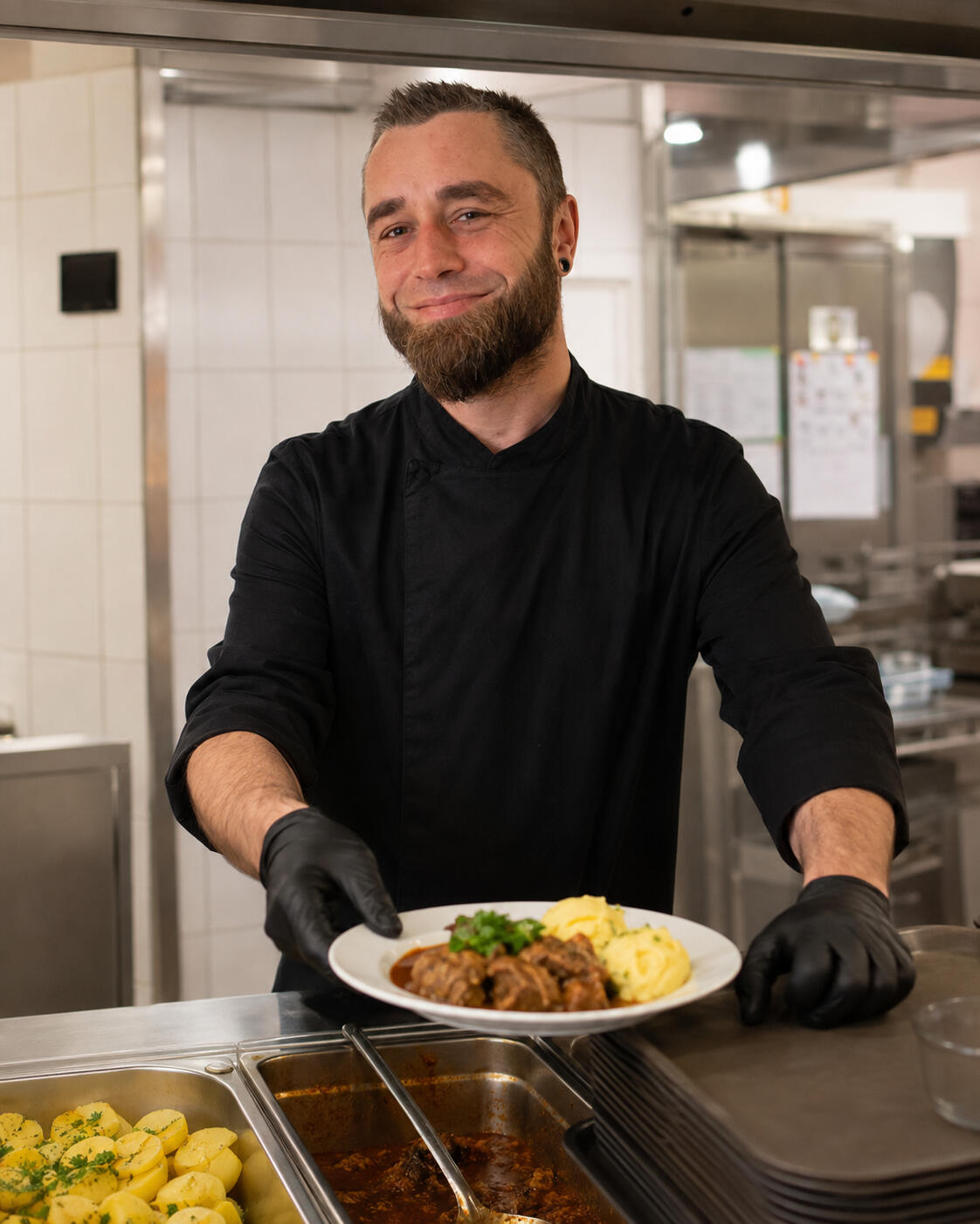 Essensausgabe in einem gastronomischen Betrieb