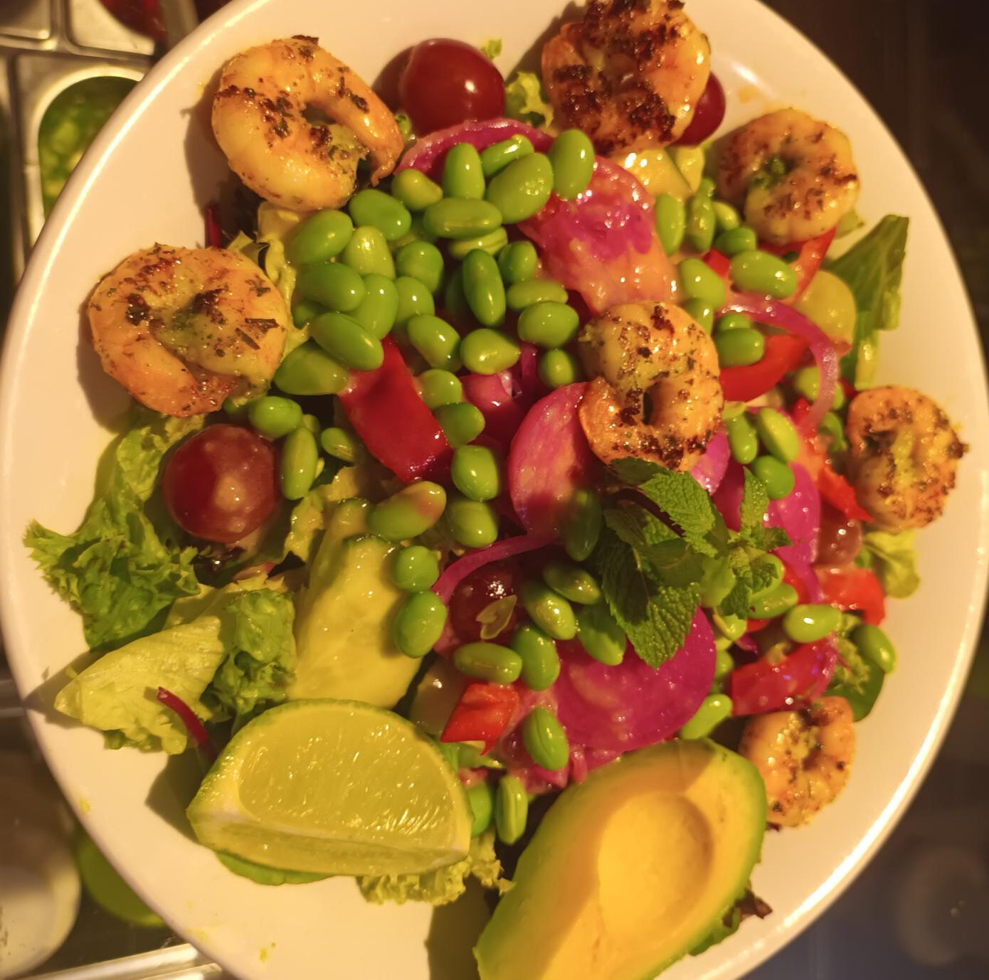 Frisch zubereiteter Salat mit Gemüse