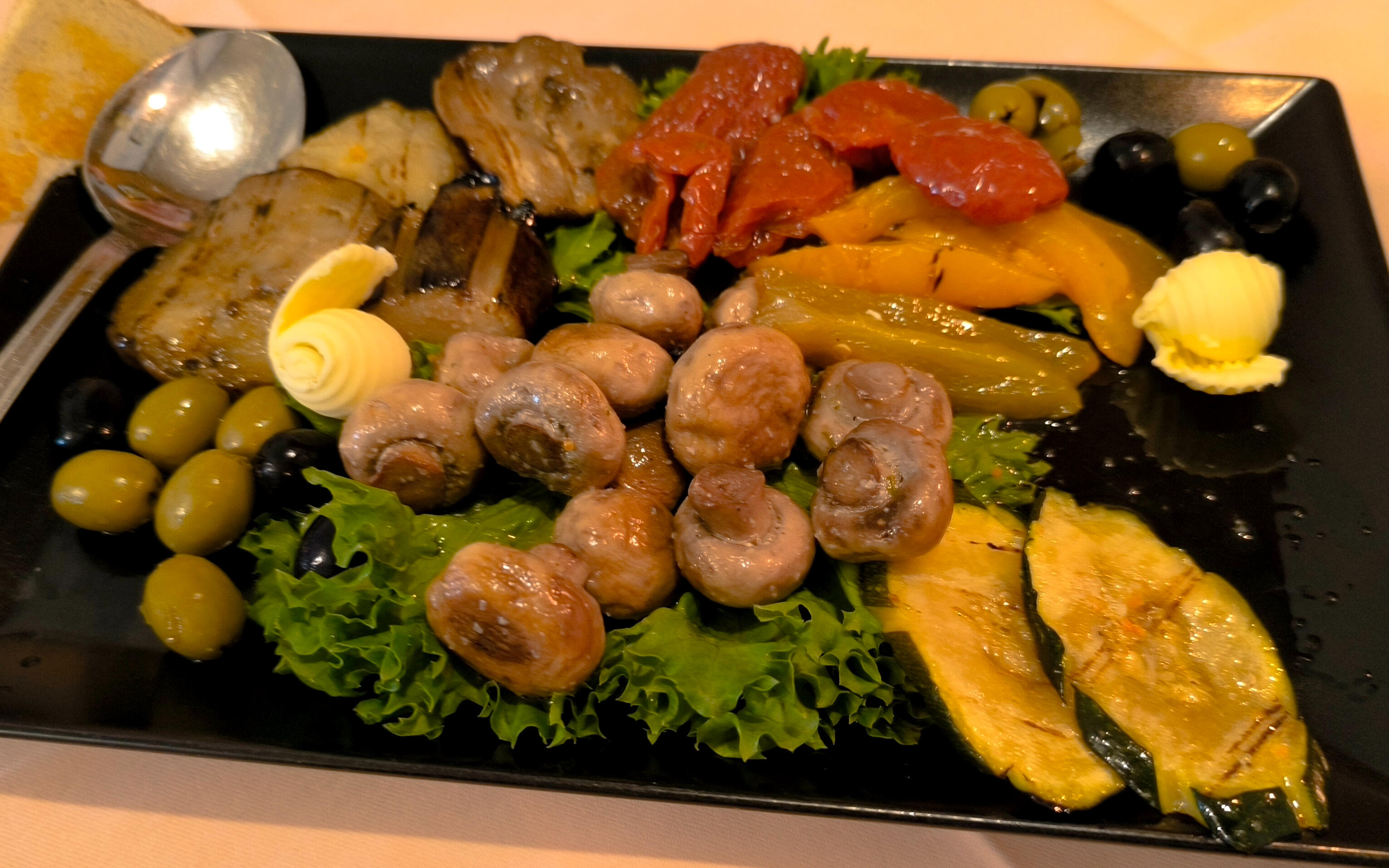 Mediterrane Antipasti mit frischen Zutaten