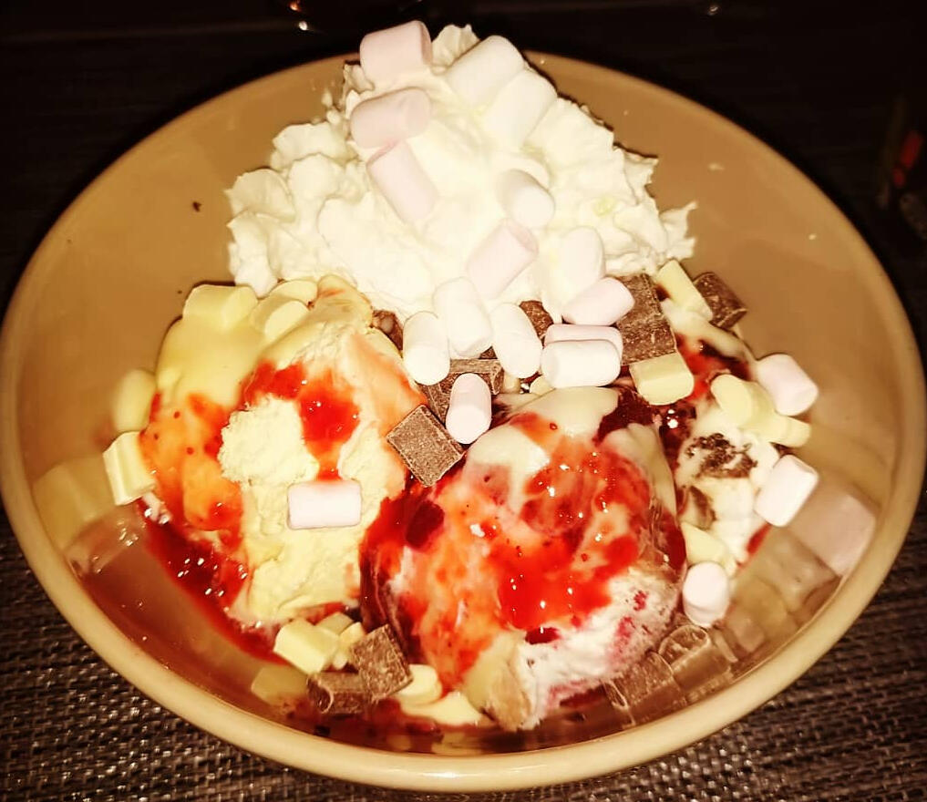Dessert mit Eis und Topping