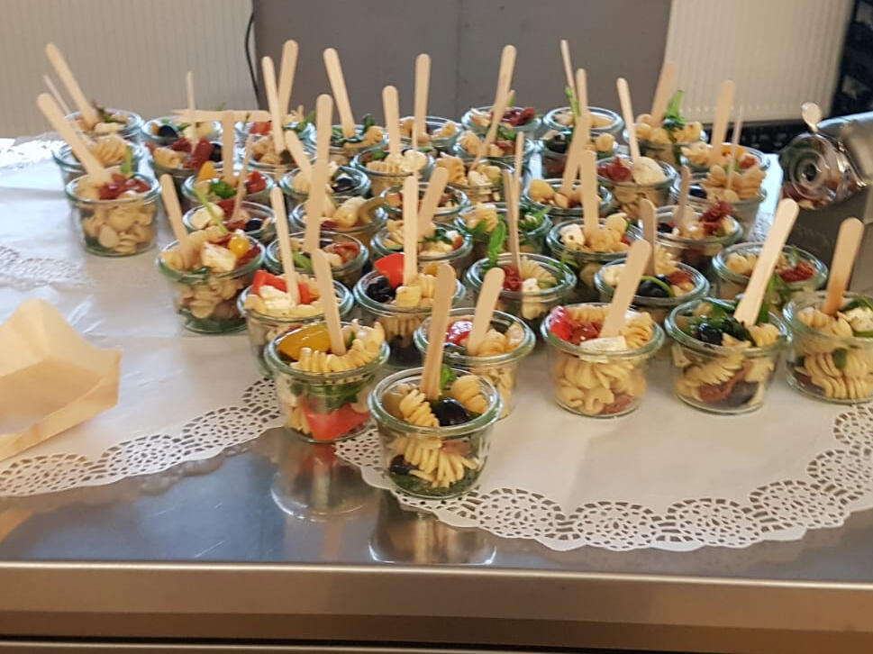 Auswahl an frisch zubereitetem Fingerfood für ein Buffet