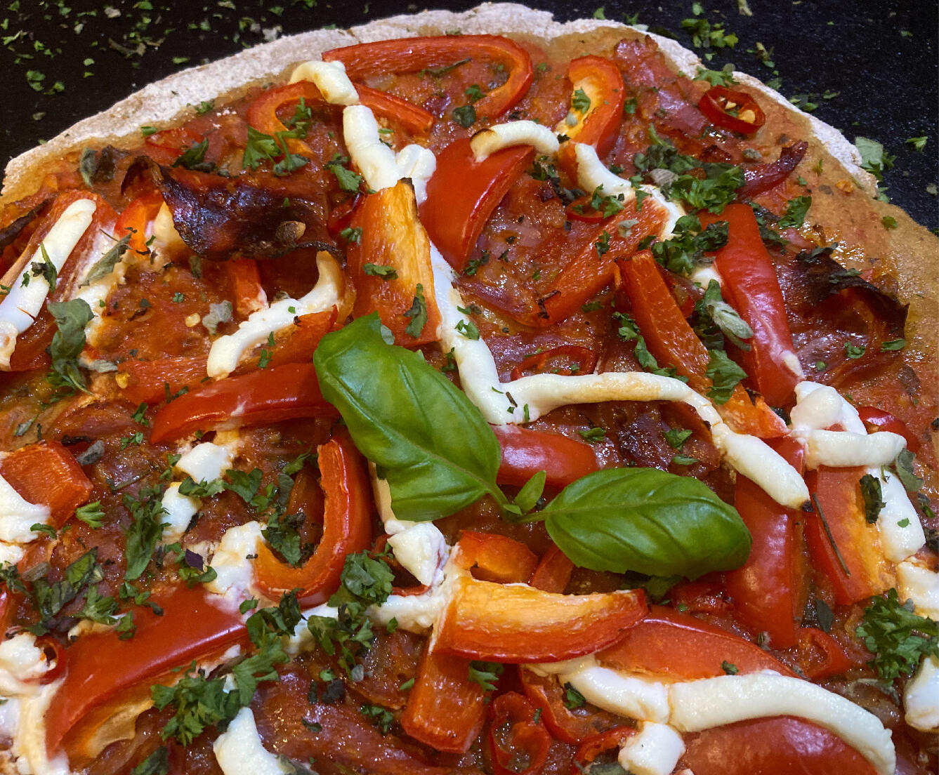 Hausgemachte Pizza mit frischen Zutaten