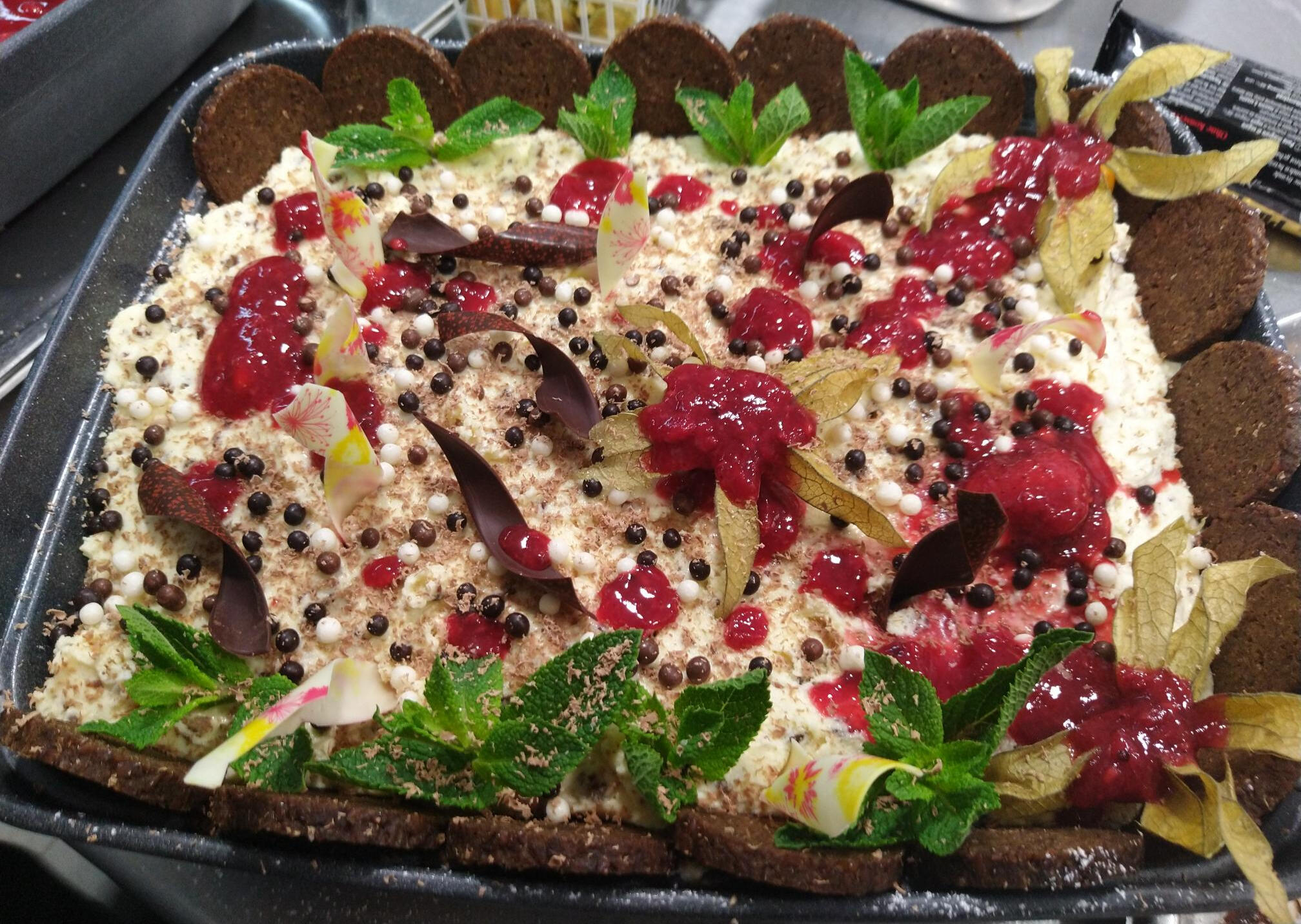 Frisch angerichtetes Dessert